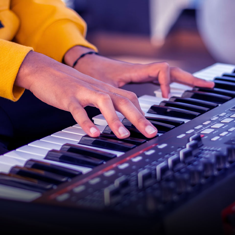 Oficina de teclado para crianças, adolescentes e adultos