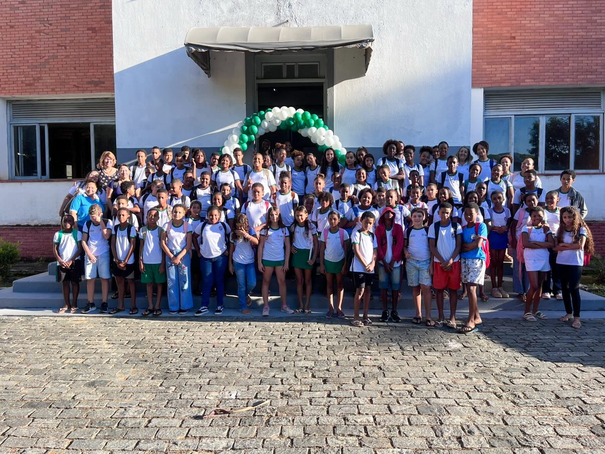 A Prefeitura Municipal, por meio da Secretaria Municipal de Educação de Além Paraíba, deu mais um passo importante para fortalecer sua Rede Municipal de Ensino. 

Hoje, 2 de março de 2026, nas dependências do tradicional Colégio Além Paraíba (CAP), iniciou-se o funcionamento das turmas dos Anos Finais (6º ao 8º ano) do Ensino Fundamental, remanejadas da Escola Municipal Profa. Anna Mattos de Oliveira. 
A mudança, planejada e executada com sucesso, visa não só ampliar o atendimento, mas, acima de tudo, elevar a qualidade do ensino. 
A iniciativa conta com o total apoio e aprovação da comunidade escolar!