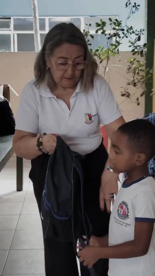 A Prefeitura de Além Paraíba realizou a entrega dos kits de material escolar para os estudantes da rede municipal de ensino. Ao todo, mais de 2.800 alunos foram beneficiados, garantindo que cada criança tenha os materiais necessários para acompanhar as atividades escolares com qualidade e igualdade de oportunidades.

Este ano, a ação trouxe um avanço importante: pela primeira vez, os alunos da Educação Infantil e das creches também receberam os kits escolares, ampliando o cuidado com o aprendizado desde os primeiros anos de vida.

A iniciativa reforça o compromisso da Prefeitura com a educação, oferecendo suporte às famílias e contribuindo para um ambiente de aprendizado mais estruturado para nossos estudantes.
