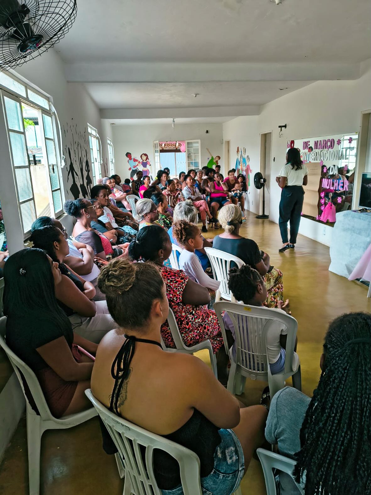 Prefeitura Municipal de Além Paraíba, através da Secretaria de Assistência Social, promoveu ações no Mês da Mulher

Durante o Mês Internacional da Mulher, a Prefeitura Municipal de Além Paraíba, via Secretaria Municipal de Assistência Social, realizou uma série de atividades em diferentes unidades da rede socioassistencial, promovendo momentos de acolhimento, reflexão e valorização do protagonismo feminino.
Entre as ações, o CRAS Goiabal promoveu um encontro com mulheres dos bairros Terra do Santo, Goiabal, Morro do Cipó e Parada Breves, em roda de conversa sobre a história do 8 de março e os direitos das mulheres. Já o CRAS Angustura, em Marinópolis, e o Ponto de Apoio da Vila Caxias também realizaram encontros comemorativos nos dias 10, 11 e 13 de março.
No CREAS, foi realizado um café da manhã com a equipe técnica, usuárias e alunas do Colégio Estadual Sebastião Cerqueira, com participação da diretora Sonia Lobo, promovendo um bate-papo sobre o protagonismo feminino e a trajetória de conquistas dos direitos das mulheres.
O Serviço de Convivência e Fortalecimento de Vínculos (SCFV) também integrou a programação com o evento “Café com Elas”, realizado pelo CRAS Central, na tarde de 10 de março, voltado ao grupo da terceira idade, proporcionando momentos de integração, convivência e valorização das participantes. Além disso, técnicas da unidade realizaram encontros nas quadras dos bairros Jaqueira e Santa Rosa, no dia 14, para uma conversa sobre o Dia Internacional da Mulher, a importância do respeito e da igualdade.
As atividades reforçaram a importância da data como espaço de diálogo, reconhecimento e fortalecimento das mulheres atendidas pelos serviços da assistência social no município.