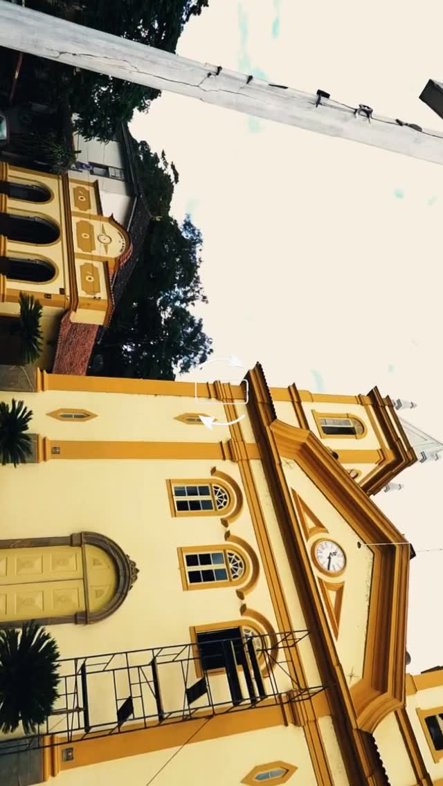 Angustura carrega em suas ruas, paisagens e memórias uma história que começou há mais de dois séculos e que segue viva até hoje.

De ponto de parada de tropeiros ao crescimento impulsionado pelo café, o distrito se consolidou como um dos grandes marcos históricos da região. Uma trajetória construída com trabalho, fé e pela força de uma comunidade que atravessou o tempo sem perder sua essência.

A Igreja Matriz, erguida com esforço coletivo, tornou-se símbolo desse povo. O Morro do Cruzeiro segue como ponto de encontro, de tradição e de pertencimento. E mesmo com as transformações ao longo dos anos, Angustura permanece fiel às suas raízes.

Hoje, aos 185 anos, o distrito não é apenas parte da história de Além Paraíba é um patrimônio vivo, que nos conecta ao passado e inspira o futuro.