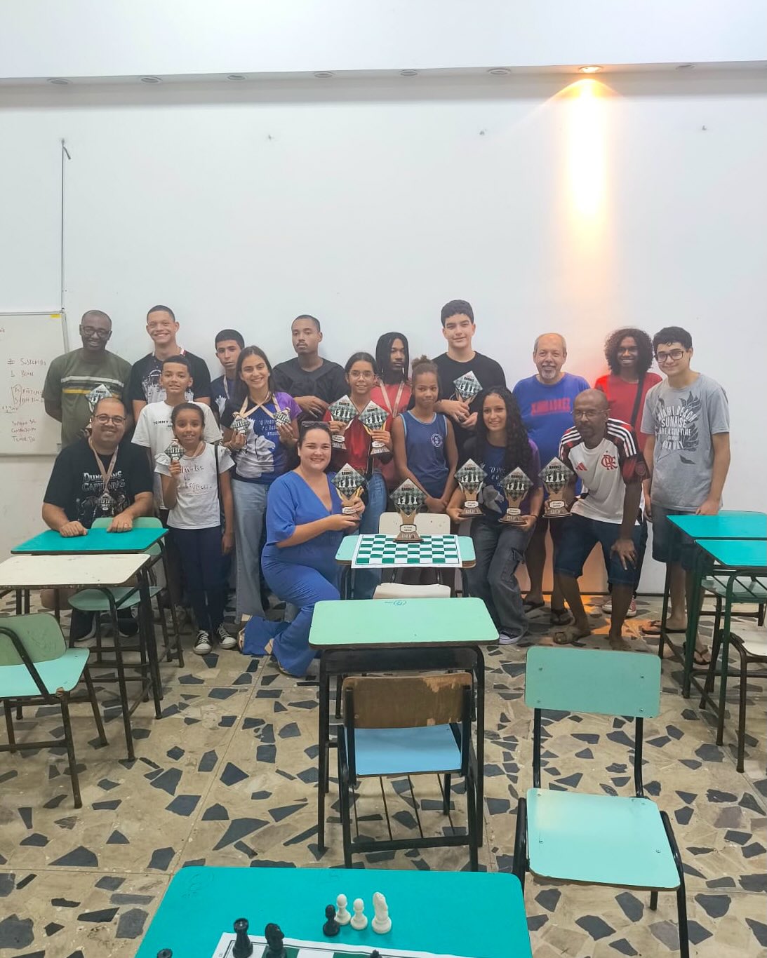 Secretaria de Esporte e Lazer e Associação de Enxadristas de Além Paraíba realizaram Torneio de Xadrez

Com realização da Secretaria de Esporte e Lazer e organização da Associação de Enxadristas de Além Paraíba foi realizado no último sábado (11/04), o Torneio Amigos do Xadrez de Além Paraíba - TAXADRAP 2026, na Galeria do Cine Teatro Brasil.

O torneio contou com a participação de 20 enxadristas representando as cidades de Além Paraíba/MG, Carmo/RJ e Santana de Cataguases/MG, que se enfrentaram conforme o Sistema Suíço em 5 rodadas e após os confrontos tivemos a premiação nas respectivas categorias:

Classificação Geral
1 - Salim Cohen
2 - Audrey Souza
3 - Chiquinho Duboné
4 - Yugui Oliveira
5 - Marquinho Tavares

Sub-17
1 - Sarah Oliveira
2 - Sabrina Oliveira
3 - Manoel Luiz
4 - Luiza Martins
5 - Guilherme Machado

Feminino
1 - Leidyane Rocha
2 - Sarah Oliveira
3 - Sabrina Oliveira
4 - Luiza Martins
5 - Izabelly Reis

Mais informações sobre o Torneio na página da AEAP no Instagram através do perfil aeapxadrez.

O Taxadrap 2026 foi uma realização da Secretaria de Esporte e Lazer com organização da Associação de Enxadristas de Além Paraíba.