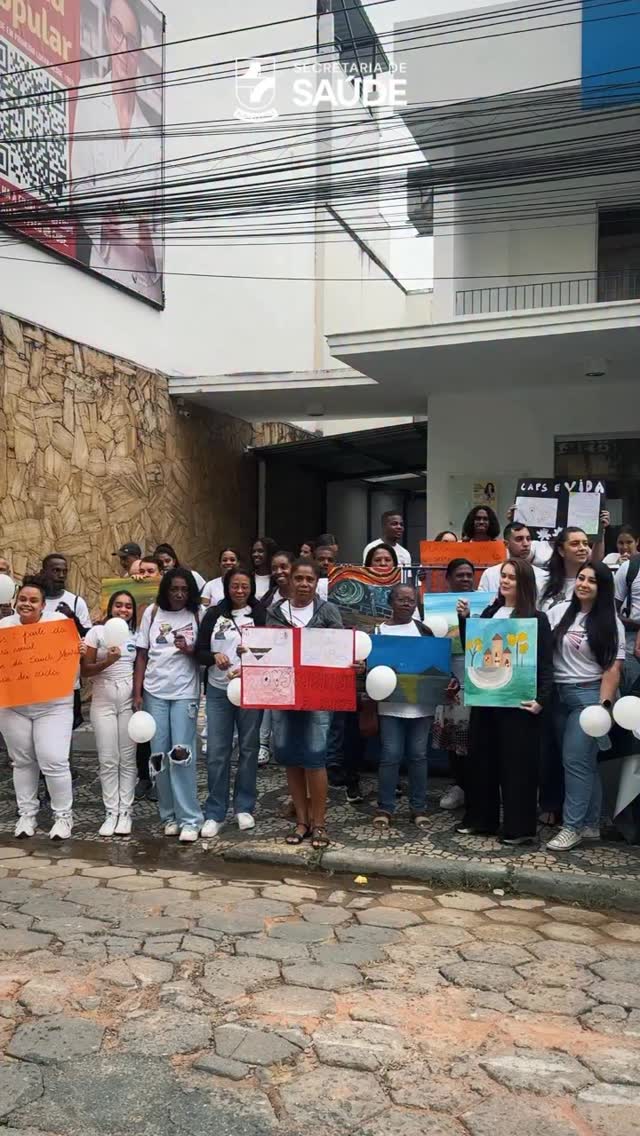 A Passeata pelo Movimento da Luta Antimanicomial reuniu, nesta terça-feira, usuários do CAPS, profissionais da saúde, equipes da Rede de Atenção Psicossocial e representantes da comunidade em um ato de mobilização pelas ruas de Além Paraíba.

Com saída em frente à Secretaria Municipal de Saúde, o evento marcou um momento de conscientização sobre a importância do cuidado em liberdade, da inclusão social e do respeito às pessoas em sofrimento mental.

A ação reforçou a defesa de uma saúde mental mais humana, próxima da comunidade e baseada no acolhimento, na escuta, na autonomia e na garantia de direitos.

A passeata integra a programação realizada ao longo do mês em alusão à Luta Antimanicomial, fortalecendo o compromisso do município com políticas públicas que promovam dignidade, cidadania e respeito.