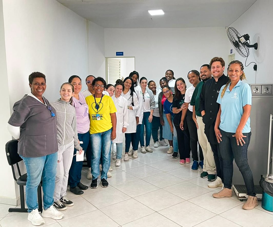 “Cuidar de Quem Cuida.” 💙

A Prefeitura de Além Paraíba, por meio da Secretaria Municipal de Saúde, deu continuidade à ação de Saúde Bucal voltada aos servidores públicos municipais.

A atividade de hoje foi realizada no ESF Terra do Santo e contou com orientações sobre cuidados com a saúde bucal, informações sobre os serviços disponíveis no município e distribuição de kits de higiene bucal.

A iniciativa seguirá sendo realizada em outras unidades e setores, com o objetivo de ampliar o acesso à informação, fortalecer a prevenção e promover mais cuidado com os profissionais que atuam diariamente a serviço da população. 🦷🪥