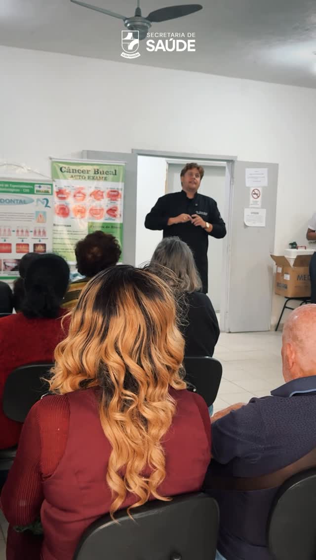 A Prefeitura de Além Paraíba, por meio da Secretaria Municipal de Saúde, realizou nesta quinta-feira uma ação de conscientização na sala de espera do CMEC em referência ao Maio Vermelho, campanha voltada à prevenção e ao diagnóstico precoce do câncer de boca.

A atividade contou com orientações sobre cuidados com a saúde bucal, sinais de alerta, prevenção e a importância da avaliação profissional diante de alterações na boca. A palestra foi conduzida pelo coordenador da Saúde Bucal do Município, Alexandre Elmais, e contou também com a participação do Dr. Victor Rocha, cirurgião bucomaxilofacial, de João Marcos Rezende, dentista especialista em Saúde Pública, e de Tânia Elizabeth, Técnica em Saúde Bucal e Gerente do CEO.

A ação teve como objetivo levar informação à população de forma acessível, fortalecendo o trabalho de prevenção realizado pela rede municipal de saúde. O diagnóstico precoce é fundamental para ampliar as chances de tratamento e reforça a importância do acompanhamento odontológico regular.

Com iniciativas como essa, a Secretaria Municipal de Saúde reafirma seu compromisso com a promoção da saúde, o cuidado preventivo e a orientação da população.
