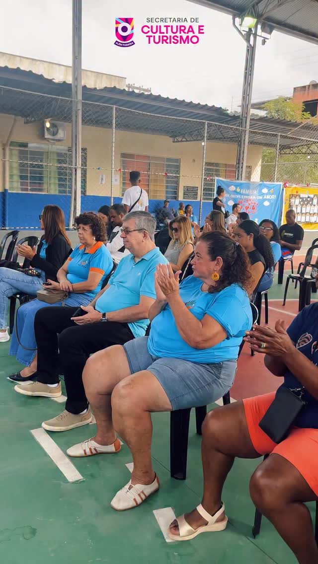 A Prefeitura de Além Paraíba, por meio da Secretaria Municipal de Cultura e Turismo, realizou o Fórum Municipal das Culturas Populares.

O encontro reuniu agentes culturais, artistas, representantes de manifestações populares e membros da comunidade em um momento de diálogo, escuta e construção coletiva. A programação contou com café da manhã, mesa de debate, almoço e discussões voltadas ao fortalecimento das políticas públicas culturais do município.

A mesa sobre Culturas Populares teve a participação de Iano Oliveira, mestre em História e produtor cultural, e Paula Lopes, mestra de capoeira e agente cultural. A mediação foi conduzida por João Pedro Oliveira, gestor adjunto da Secretaria Municipal de Cultura e Turismo.

A iniciativa teve como objetivo ampliar a participação da classe cultural, valorizar os saberes e as expressões populares e contribuir para a construção de diretrizes mais representativas para a cultura de Além Paraíba.

O Fórum reforça o compromisso do município com o desenvolvimento de políticas públicas construídas a partir da escuta, da participação social e do reconhecimento da diversidade cultural local