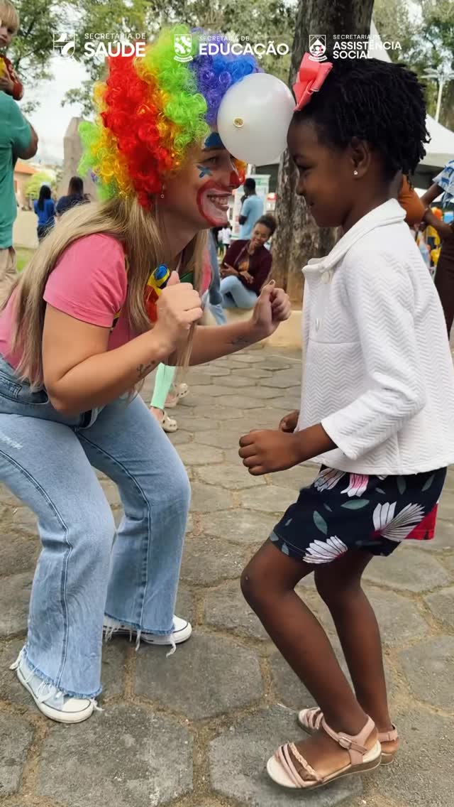 A Prefeitura de Além Paraíba, por meio da Secretaria Municipal de Educação, realizou no último sábado (30), a “Manhã de Encontros e Brincadeiras”, na Praça de São José, como parte das ações da Semana Mundial do Brincar.

A iniciativa integrou a mobilização promovida nacionalmente pelo movimento Aliança pela Infância, que neste ano trouxe o tema “A Potência dos Encontros”. A proposta foi valorizar o brincar livre, o convívio comunitário e a importância das experiências lúdicas para o desenvolvimento integral das crianças.

Durante a manhã, as famílias participaram de atividades recreativas, brincadeiras, momentos de interação e ações voltadas ao lazer e à convivência. O evento reuniu crianças, responsáveis, profissionais das Secretarias envolvidas e membros da comunidade em um espaço de acolhimento, aprendizado e diversão.

A programação contou com a parceria e o apoio da Secretaria Municipal de Assistência Social, da Secretaria Municipal de Saúde e do Comitê Intersetorial da Primeira Infância.

A ação reforça o compromisso do município com a valorização da infância e com a promoção de iniciativas que contribuam para o desenvolvimento, o bem-estar e a participação das crianças na vida comunitária.
