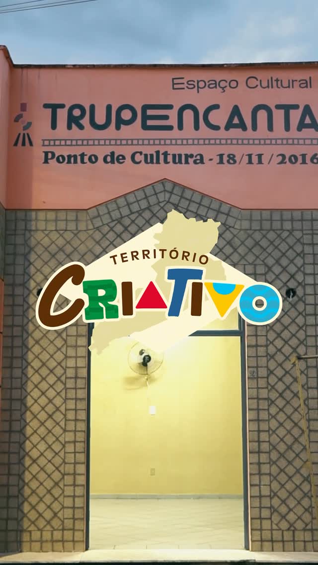 O Território Criativo é a mais robusta e inovadora política pública de descentralização cultural e prevenção social já desenvolvida em Além Paraíba. Idealizado pela Secretaria Municipal de Cultura e Turismo, junto à Secretaria Municipal de Assistência Social, o projeto nasce de um entendimento fundamental: a cultura não é apenas entretenimento, mas sim uma ferramenta poderosa de desenvolvimento humano, social e econômico. Ela não pode estar centralizada, ela deve estar exatamente onde a comunidade está.
Em bairros historicamente marcados pela ausência do poder público, a nossa resposta a esse desafio é a ocupação. O Território Criativo requalifica prédios e instituições e os transforma em polos de vida e convivência. Através da instalação de Centros Populares de Cultura e Memória em territórios estratégicos, a Prefeitura Municipal garante a presença contínua do Estado onde as pessoas mais precisam. 

É nesses espaços que a mágica acontece, oferecendo formação artística, fortalecendo os vínculos comunitários e criando alternativas reais para a juventude.
Mais do que reconstruir espaços físicos, o projeto reconstrói o imaginário local e devolve a autoestima e o sentimento de pertencimento aos moradores. Aqui, nós valorizamos e legitimamos os artistas e mestres locais, transformando-os em referências e inspirações reais para as novas gerações. Essa rede viva de transformação se estende por todo o município através de espaços já certificados que orgulham nossa gente, tais como:
•	A Associação Identidade Cultural, na Vila Caxias;
•	O TrupEncanta, no Morro da Conceição (Centro Popular de Cultura e Memória Paulo Rocha);
•	O Stúdio A, na Praça da Bandeira;
•	O Museu de História e Ciências Naturais, no Porto Novo;
•	O Atelier Feito Por Nós, no Porto Novo.

O Território Criativo não é apenas um projeto; é um compromisso inegociável com a vida, com a proteção da nossa juventude e com a nossa própria história.

 É a construção diária de oportunidades reais de futuro.