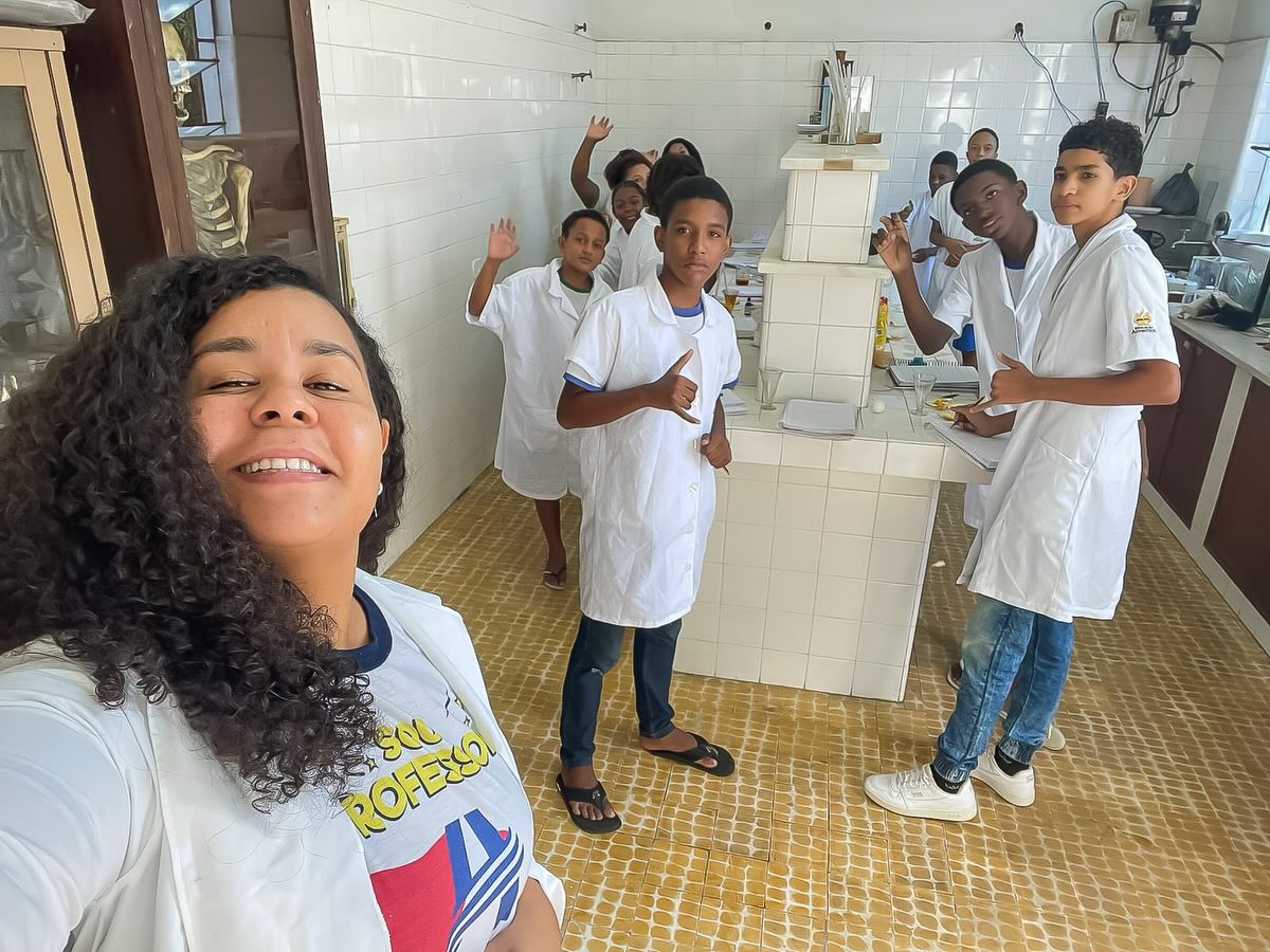 Ciência em ação! ✨🔬

Os alunos da Escola Municipal Anna Mattos, sob a orientação da professora Marcelle, estão colocando a mão na massa no Laboratório de Ciências! 

Entre experimentos, descobertas e muito aprendizado, cada atividade tem despertado a curiosidade e o espírito investigativo dos nossos estudantes. É a ciência sendo vivida na prática, de forma dinâmica e envolvente! 

Todo esse trabalho incrível será apresentado na nossa Feira de Ciências, que acontecerá em julho. 
Prepare-se para se surpreender com projetos cheios de criatividade, conhecimento e dedicação! 

#CiênciaNaEscola #FeiraDeCiências #AprenderNaPrática #Educação #OrgulhoDeSerAnnaMattos