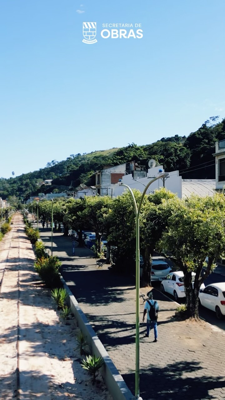 A Prefeitura de Além Paraíba, por meio da Secretaria Municipal de Serviços e Obras Públicas, informa que o processo de poda das árvores da cidade tem sido realizado de forma técnica e planejada, considerando a segurança da população, a saúde das espécies e a organização dos espaços públicos.

Em alguns pontos, foi necessária a realização da chamada poda radical, devido ao crescimento excessivo dos galhos, que estavam altos, oferecendo riscos e comprometendo o desenvolvimento saudável das árvores. A medida permite que as espécies voltem a crescer de maneira mais segura, padronizada e adequada ao ambiente urbano.

A ação faz parte do trabalho contínuo de cuidado com a arborização municipal, buscando equilibrar preservação ambiental, segurança e bem-estar da população.