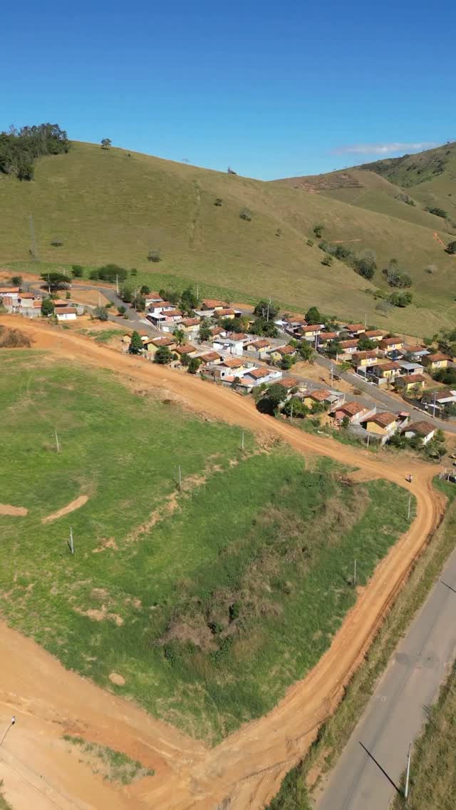 NOVA ÁREA PARA INVESTIMENTOS NO DISTRITO INDUSTRIAL

A Prefeitura Municipal de Além Paraíba está estruturando um novo espaço no Distrito Industrial, localizado na Estrada João Bouhid, com aproximadamente 2 mil m² destinados à instalação de empresas.

A localização é estratégica: a área fica próxima a uma rodovia por onde circula grande parte da produção nacional, favorecendo a logística e o escoamento de mercadorias para empresas que se instalarem no local.

O espaço está recebendo obras de arruamento, calçamento, iluminação pública e infraestrutura de internet, além da divisão em diversos lotes, oferecendo estrutura completa para quem deseja investir e se estabelecer em nossa cidade.

Essa é mais uma iniciativa do município para atrair novos empreendimentos, gerar emprego e renda, e fortalecer o desenvolvimento econômico de Além Paraíba.

📍 Em breve, mais informações sobre o espaço e como participar.