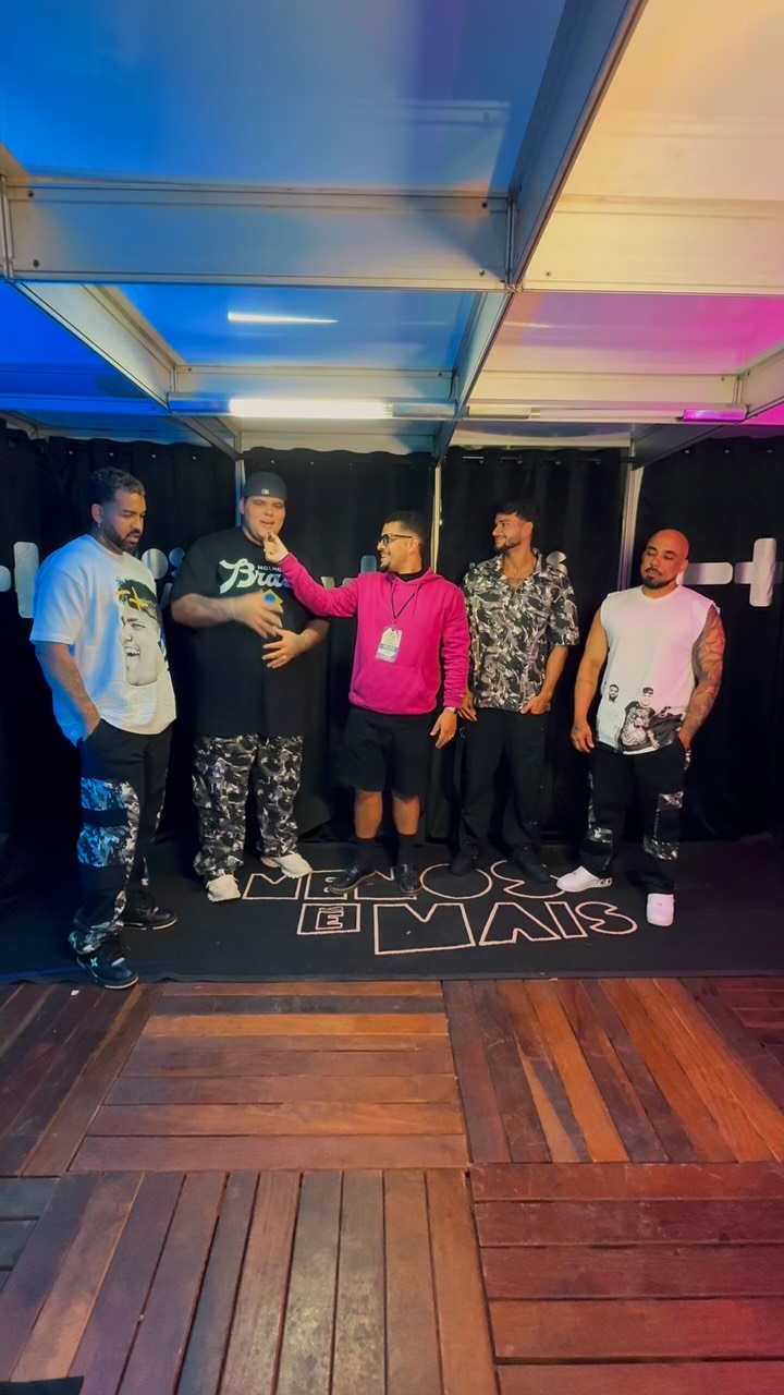 Nos bastidores com quem vai comandar a night! 🎤 
O @grupomenosemais contou como tá a expectativa pra hoje. 
Bora conferir?😍

#fexpo #menosemais #pagode