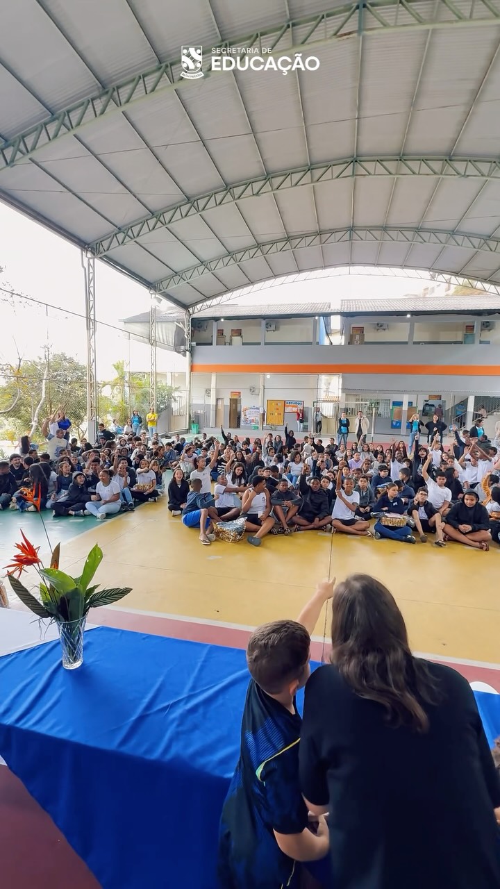 O Projeto Indo Além é desenvolvido na Escola Municipal Professor La-Fayette Côrtes desde 2016, tendo sido interrompido durante o período da pandemia e retomado posteriormente.

Idealizado por Sabrine Tonasso, o projeto é realizado anualmente em parceria com a escola e tem como principal objetivo valorizar, reconhecer e incentivar o esforço, a dedicação e o compromisso dos estudantes com os estudos.

Durante o ano letivo, a escola divulga amplamente o projeto entre os alunos, estimulando-os a se empenharem cada vez mais em sua trajetória escolar. Ao final de cada ano, são premiados os três estudantes com melhor desempenho de cada ano de escolaridade do Ensino Fundamental 2, considerando os resultados obtidos ao longo do período letivo.

As famílias também participam desse momento especial. Toda a comunidade escolar é convidada para a cerimônia, e as famílias dos estudantes premiados são previamente comunicadas.

A premiação oferecida pelo Projeto Indo Além contempla uma cesta básica para a família, um par de tênis, uma mochila e uma quantia em dinheiro. Para o estudante do 9º ano que obtiver a maior pontuação, há ainda uma premiação especial: um laptop, como reconhecimento pelo excelente desempenho alcançado.

Mais do que premiar notas, o Projeto Indo Além representa uma importante iniciativa de incentivo à educação.

A Escola Municipal Professor La-Fayette Côrtes agradece à idealizadora Sabrine Tonasso pela parceria, pela generosidade e, principalmente, por acreditar no potencial de nossos estudantes e contribuir para que eles sigam sempre indo além.