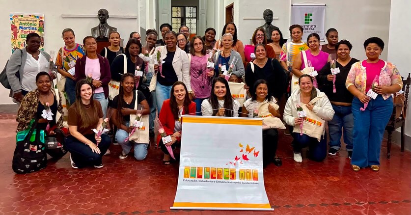 Além Paraíba inicia com aula inaugural do Curso de Assistente Escolar do Programa Mulheres Mil em parceria com o IF Sudeste MG

A Prefeitura Municipal de Além Paraíba, por meio da Secretaria Municipal de Educação, celebra o início oficial das atividades do IF Sudeste MG no município. No dia 19 de agosto, foi realizada a aula inaugural do Curso de Assistente Escolar, promovido pelo Programa Mulheres Mil.
A formação tem duração de quatro meses (de 19/08 a 18/12/2026), com aulas ministradas às terças, quartas e quintas-feiras, das 18h30 às 22h30. O objetivo principal é capacitar e preparar mulheres para atuarem com excelência nos diversos espaços e rotinas das instituições de ensino da região.
A iniciativa reforça o compromisso da administração municipal e da Secretaria de Educação em apoiar projetos que ampliem as oportunidades de qualificação profissional e inclusão social. A parceria entre o município e o Instituto Federal destaca a importância da cooperação institucional para oferecer um ensino de qualidade em um ambiente acolhedor e estruturado.
A Coordenadora do Programa Mulheres Mil no município, Ana Carolina Corrêa Salvio, destacou a relevância do apoio da equipe municipal para a concretização do projeto, ressaltando o potencial dessa união para futuros projetos educacionais em Além Paraíba.
A Secretaria Municipal de Educação reitera seu compromisso em continuar fortalecendo ações que gerem frutos positivos e abram portas no mercado de trabalho para a população além-paraibana.
