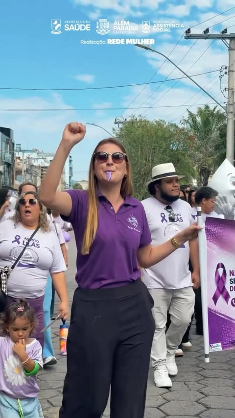 2ª CAMINHADA DO AGOSTO LILÁS — UM DIA QUE FICARÁ NA MEMÓRIA

No dia 29 de agosto, Além Paraíba se uniu em um só propósito: dizer não à violência contra a mulher.

A concentração reuniu população, órgãos públicos, entidades e secretarias municipais em uma caminhada que foi muito além de um ato simbólico, foi um verdadeiro abraço coletivo em defesa das mulheres.

Cada mão dada, cada voz levantada e cada passo dado juntos reforçou uma mensagem que precisa ecoar sempre: violência contra a mulher é crime.

Realizada pela @redemulher.ap , com apoio da Prefeitura Municipal de Além Paraíba, a caminhada mostrou a força de uma cidade que não se cala diante da violência e que caminha, unida, por um futuro mais seguro para todas.

Nosso agradecimento a todos que caminharam com a gente.💜

#agostolilás💜 #alemparaíba #chegadeviolência #juntossomosmaisfortes💪🏻
