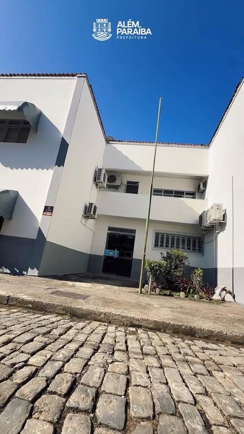 A Prefeitura Municipal de Além Paraíba informa que a sede administrativa passou por serviços de manutenção, conservação e melhorias em seus ambientes internos.

Ao longo do tempo, o prédio apresentava sinais de desgaste, paredes escurecidas, ambientes pouco iluminados e espaços que já não refletiam o acolhimento esperado de um prédio público. Com as intervenções realizadas, os ambientes ganharam novas cores, mais claridade e uma aparência mais leve e acolhedora.

A ação ocorre paralelamente aos trabalhos de recuperação e preservação do prédio histórico da Prefeitura, reafirmando o compromisso com a valorização do patrimônio público.

Mais do que uma mudança estética, a reforma proporciona melhores condições de trabalho aos servidores e um atendimento mais adequado aos cidadãos que buscam os serviços municipais.

#alémparaíba #reforma #forçaetrabalho #prefeitura