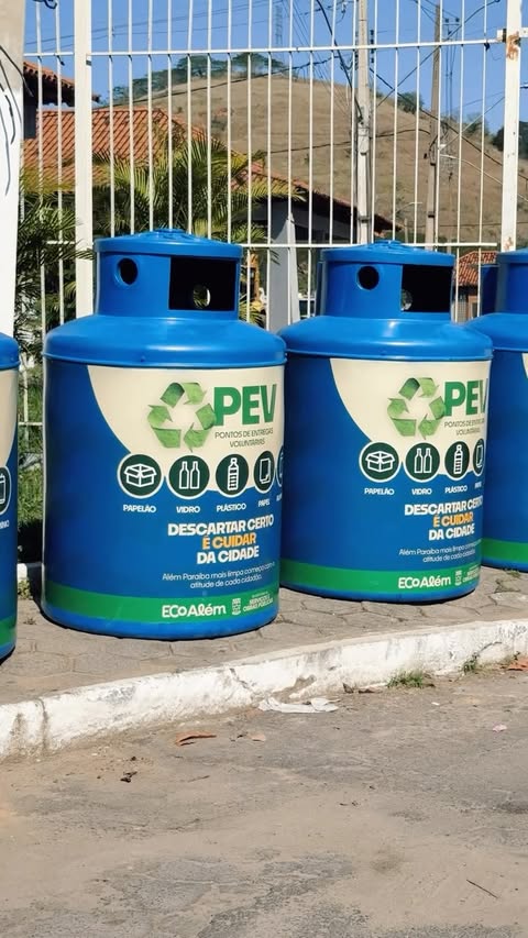 ♻️ PONTOS DE ENTREGA VOLUNTÁRIA (PEVs) — DESCARTE CORRETO EM ALÉM PARAÍBA

Em parceria com a Compromisso Ambiental, a Secretaria de Serviços e Obras Públicas distribuiu diversos contêineres pela cidade, que passam a funcionar como Pontos de Entrega Voluntária (PEVs) para a coleta seletiva, além do caminhão que passará durante dois dias da semana para recolher os descartes.

Agora fica ainda mais fácil descartar corretamente papel, plástico, vidro, papelão e alumínio!

Descartar certo é cuidar da cidade. 🌱

#EcoAlém #AlémParaíba #ColetaSeletiva #DescarteCorreto