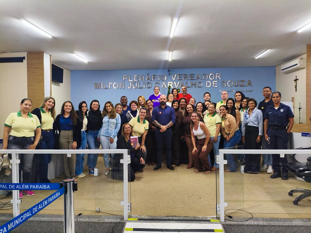Capacitação reúne profissionais da rede de garantia de direitos na Câmara Municipal de Além Paraíba.

A Câmara Municipal de Além Paraíba recebeu, nos dias 9 e 10 de setembro, uma capacitação voltada aos profissionais que integram a rede do sistema de garantia de direitos. A iniciativa reuniu representantes das áreas de Assistência Social, Saúde, Educação, APAE, Guarda Municipal, entre outros setores que atuam na proteção e garantia de direitos.

Realizada das 8h às 17h nos dois dias, a capacitação foi conduzida por Luciano Betiatti, reconhecido como um dos principais especialistas sobre o tema no país.
A atividade foi promovida pelo Conselho Municipal dos Direitos da Criança e do Adolescente (CMDCA), com apoio da Secretaria de Assistência Social e do Conselho Tutelar, buscando fortalecer a atuação integrada dos profissionais que compõem a rede de proteção.

#capacitacao #suas #assistenciasocial #alemparaíba