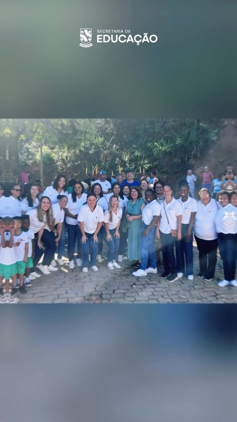 A Escola Municipal Lídia Regina da Silva Ferreira tem a alegria de participar deste Desfile Cívico, representando o compromisso com uma educação pública de qualidade, acolhedora e transformadora.

Nossa escola atende crianças da Creche, Educação Infantil e Ensino Fundamental, oferecendo diariamente não apenas conhecimentos, mas também cuidado, carinho, respeito e oportunidades para que cada aluno possa aprender e desenvolver suas potencialidades.
Neste desfile, a Creche apresenta a encantadora “Cavalaria da Creche”, enquanto a Educação Infantil traz uma importante reflexão com o tema “Menos tela, mais brincar”, valorizando as brincadeiras, a criatividade, a convivência e uma infância vivida de maneira saudável.
Com o tema “Educação transforma: pequenos cidadãos, grandes sonhos”, reafirmamos que educar é acreditar no futuro. Cada criança que passa por nossa escola carrega sonhos, talentos e a esperança de construir um Brasil mais justo, respeitoso e cheio de oportunidades.

Agradecemos a toda a equipe escolar, aos alunos e às famílias, que caminham conosco e tornam possível a nossa missão de educar. Unidos, mostramos “O Brasil que queremos”: um país construído com educação, responsabilidade, igualdade, paz e respeito!