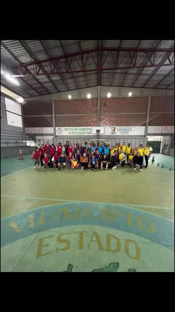 Jogos da Melhor Idade movimentam Além Paraíba com esporte, saúde e integração.

Nesta sexta-feira, 25 de setembro, Além Paraíba recebeu uma manhã especial dedicada à saúde, ao esporte, à convivência e à qualidade de vida com a realização dos Jogos da Melhor Idade.

O evento foi promovido pela Secretaria Municipal de Esporte e Lazer, em parceria com a Secretaria Municipal de Saúde, e aconteceu no Ginásio Poliesportivo, reunindo participantes para uma programação preparada especialmente para celebrar a melhor idade e incentivar a prática de atividades físicas.

A programação teve início às 7h30, com um belíssimo café da manhã oferecido aos participantes. O momento proporcionou integração e confraternização antes do início das atividades.

Às 8h, começaram oficialmente as atividades dos Jogos da Melhor Idade. Durante a manhã, o Ginásio Poliesportivo se transformou em um espaço de esporte, diversão e convivência, reforçando a importância de manter uma vida ativa em todas as fases da vida.

Mais do que a prática esportiva, a iniciativa buscou promover saúde, bem-estar, socialização e qualidade de vida, proporcionando momentos de alegria e integração entre os participantes.

A realização dos Jogos da Melhor Idade também reforça a importância do trabalho conjunto entre as áreas de Esporte e Saúde, utilizando a atividade física como ferramenta de promoção da saúde e de fortalecimento dos vínculos sociais.

O evento marcou uma manhã especial para a melhor idade de Além Paraíba, celebrando o esporte, a amizade e a disposição de quem mostra que não existe idade para se movimentar, participar e viver bons momentos.