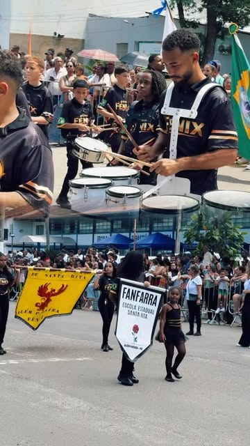 DESFILE CÍVICO — 143 ANOS DE ALÉM PARAÍBA

A Prefeitura Municipal de Além Paraíba realizou, na última segunda-feira, o Desfile Cívico em comemoração aos 143 anos de emancipação política do município.

O evento contou com a participação de centenas de pessoas, entre elas pelotões de estudantes das escolas da cidade, colaboradores e suas fanfarras, além de fanfarras de municípios vizinhos, instituições e entidades locais, que juntos celebraram a data com civismo e orgulho.

Confira, no vídeo, um pouco desse momento especial na história de Além Paraíba.

Nosso agradecimento a todos que participaram e contribuíram para tornar esta data inesquecível.

#alémparaíba143anos #desfilecivico #alémparaíba
