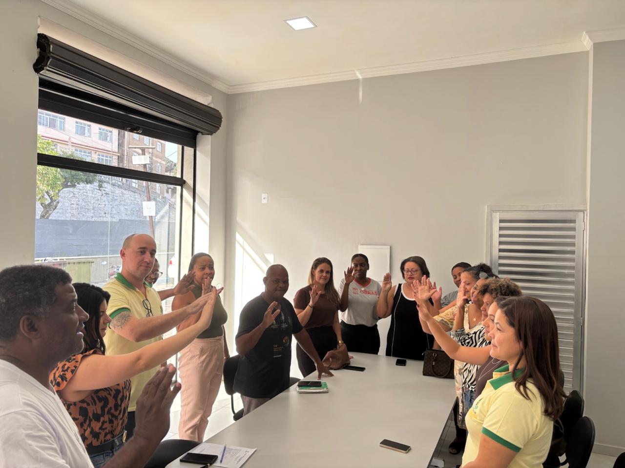 Novos conselheiros com a mão erguida durante o juramento de posse