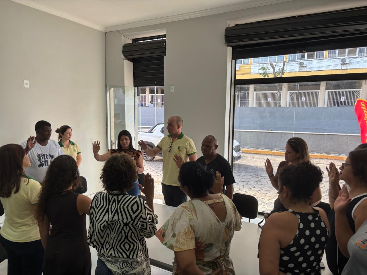 Conselheiros de pé fazendo o juramento de posse na Casa dos Conselhos