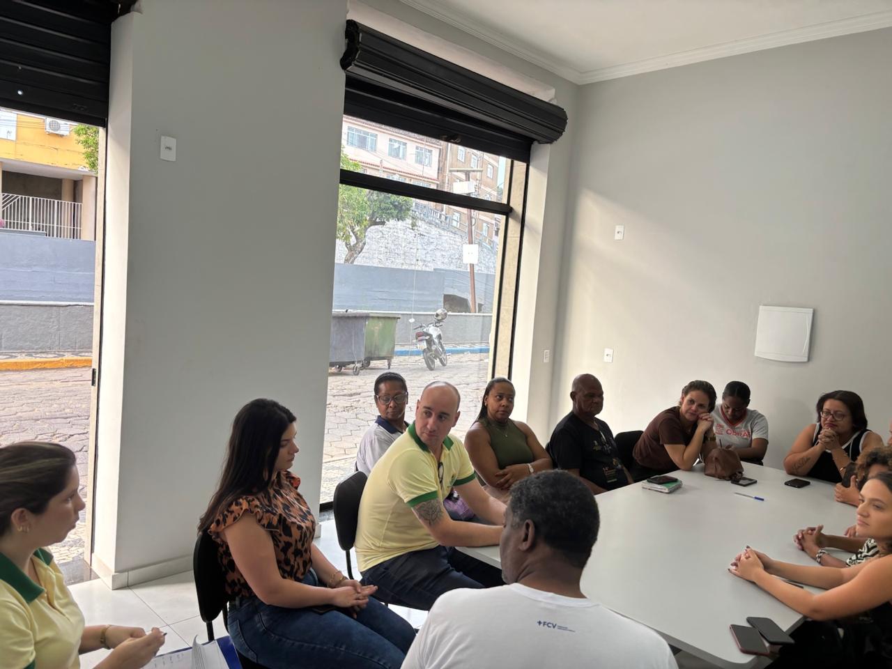 Conselheiros sentados à mesa na Casa dos Conselhos Municipais
