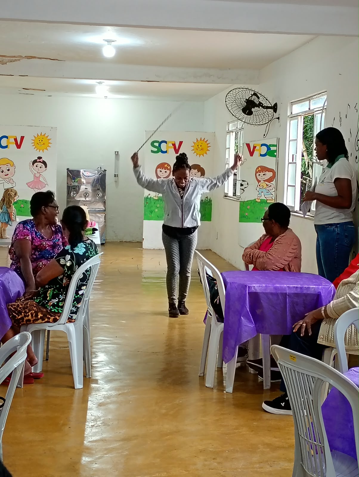 Brincadeira conduzida pela equipe com os idosos na sala do Serviço de Convivência