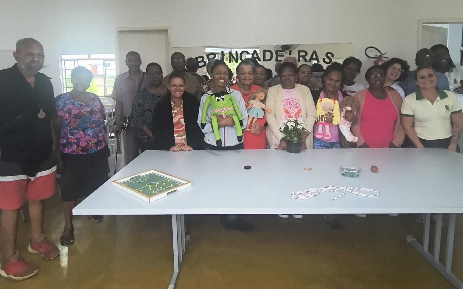 Idosos do SCFV e equipe do CRAS do Goiabal na atividade Brincadeiras da Minha Infância